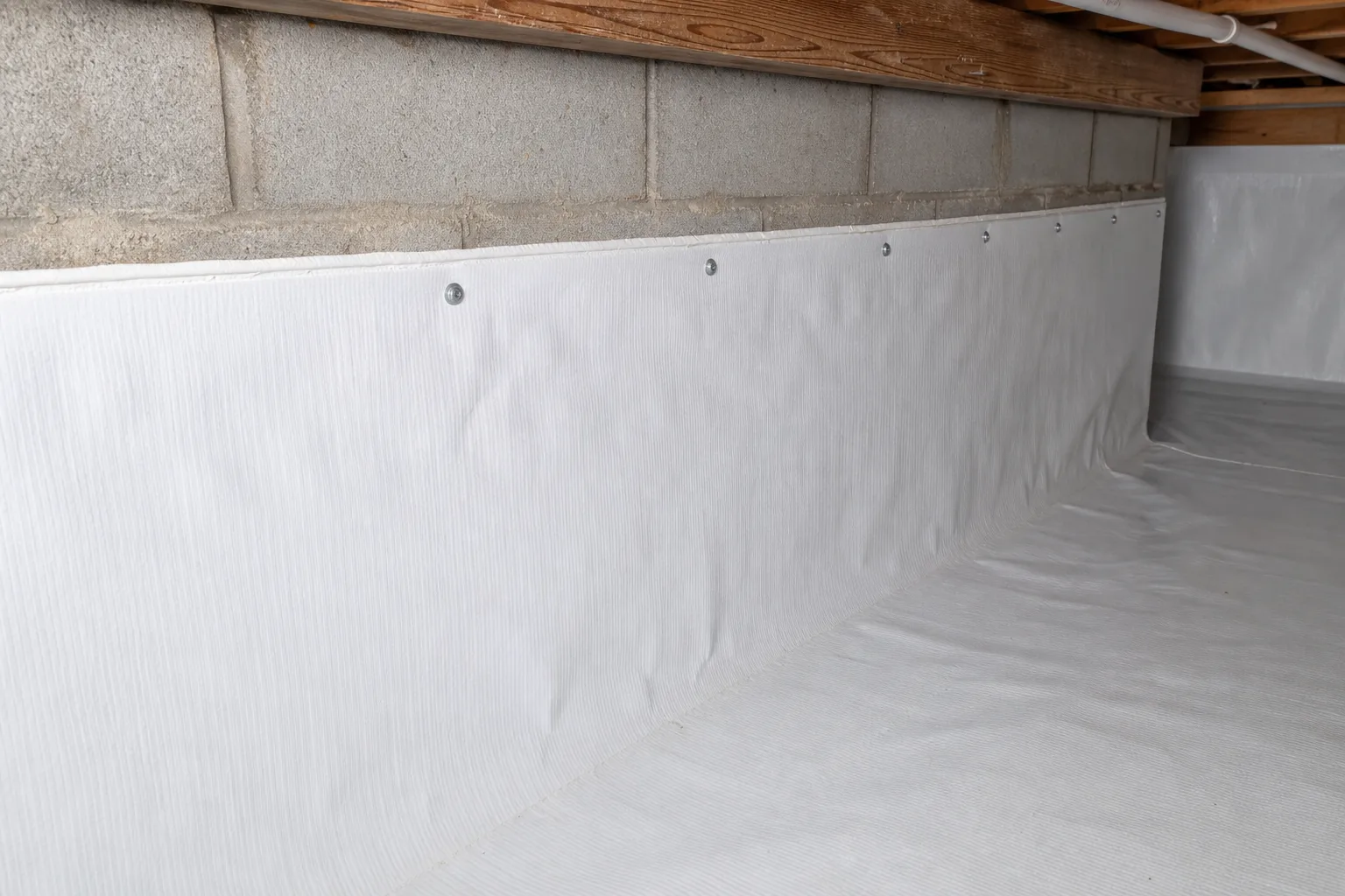 White wall liner mechanically fastened and terminated in a straight band below the sill plate